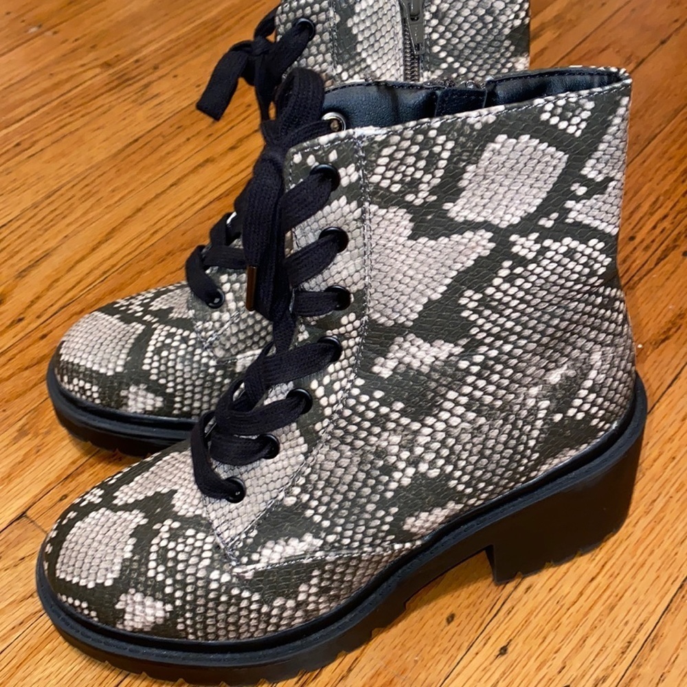 Universal thread size 7 snakeskin boots worn once
